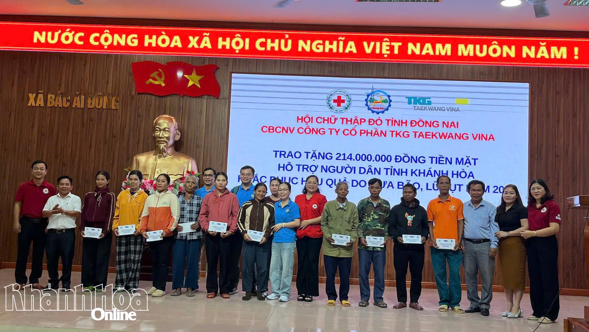 Trao 214 triệu đồng hỗ trợ người dân xã Bác Ái Đông khắc phục hậu quả mưa lũ